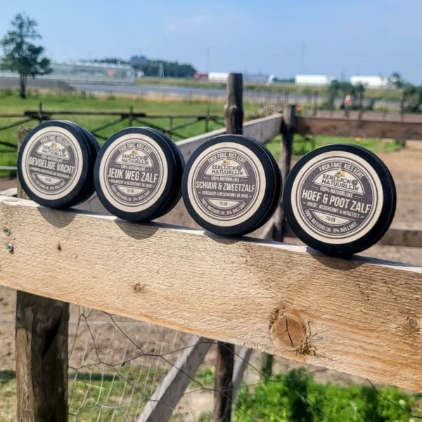 Gevoelige Vacht Shampoo bar op omheining blikjes_converted Gevoelige Vacht Shampoo Bar – Puur Natuur