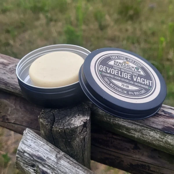 Gevoelige Vacht Shampoo bar open deksel op omheining_converted Gevoelige Vacht Shampoo bar open deksel op omheining_converted