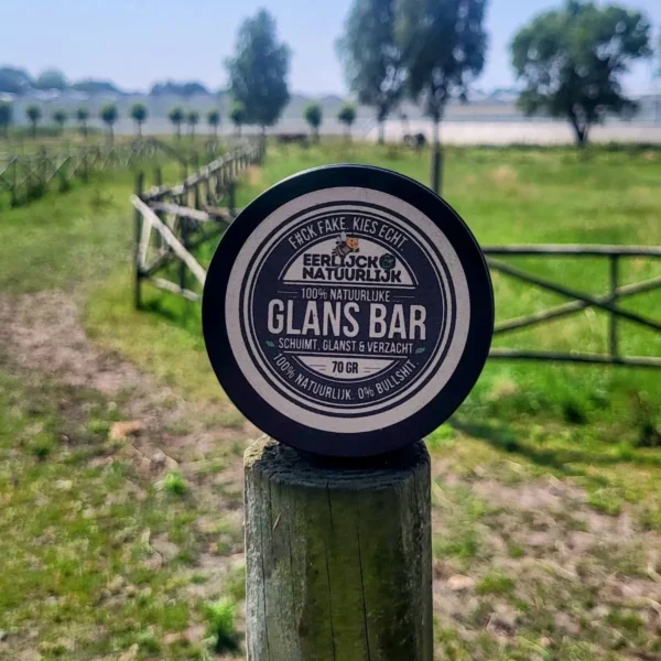 Glans Shampoo bar op paal in weide Glans en Zachte Vacht Shampoo Bar – Puur Natuur