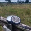 Hoef & Poot Zalf blik en deksel open op balk_converted