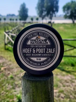 Hoef & Poot Zalf op paal in weide_converted