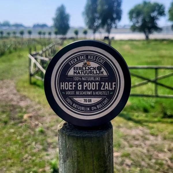 Hoef & Poot Zalf op paal in weide_converted