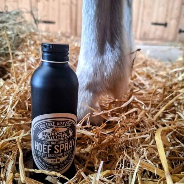 Hoef Spray bij stal pony_converted Hydraterende Hoefspray – Voedt & Beschermt