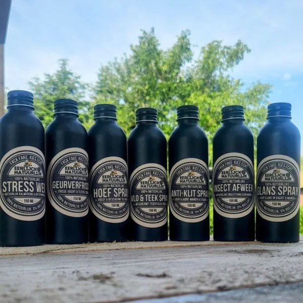 Insect Afweer Spray op houten tafel alle sprays Insect Afweer Spray op houten tafel alle sprays