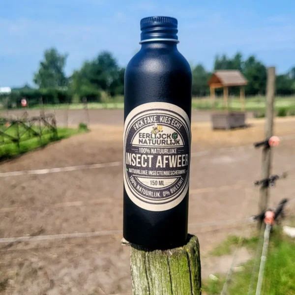 Insect Afweer Spray op paal in weide Insect Afweer Spray op paal in weide