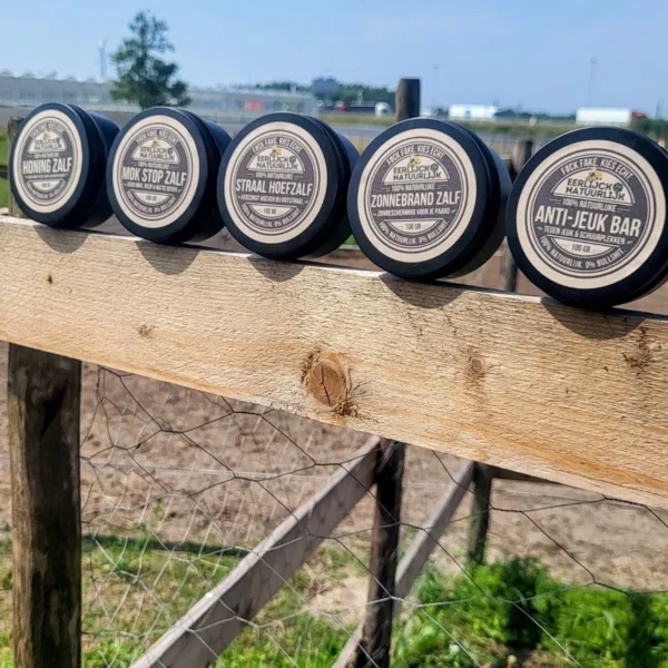 Mok Stop Zalf op omheining met andere producten Mok Stop Zalf op omheining met andere producten