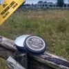 Tallow Hoef & Poot Zalf blik en deksel open op balk
