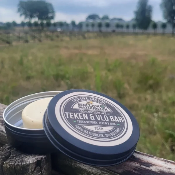 Teken & Vlo Shampoo bar open op omheining Teken & Vlo Shampoo bar open op omheining