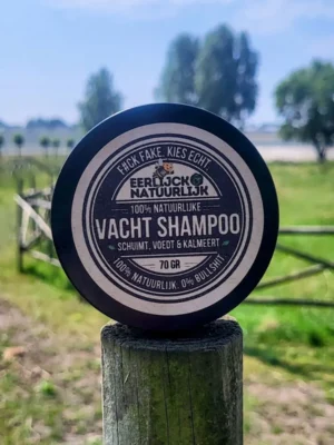 Vacht shampoo bar op paal weide