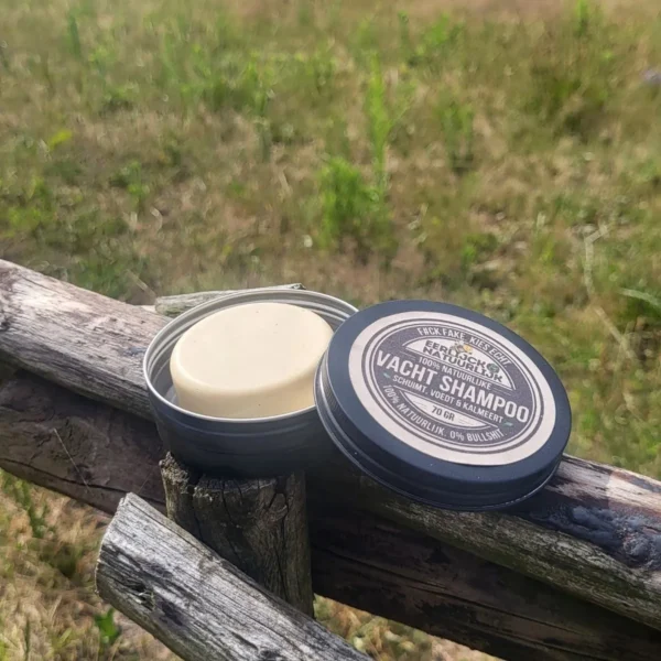 Vacht shampoo bar open op omheining Vacht shampoo bar open op omheining