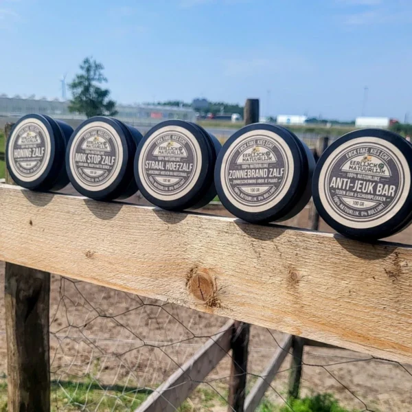 Zonnebrand Zalf voor dieren op omheining Zonnebrand Zalf – Natuurlijk UV Schild voor Paarden