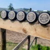 anti jeuk Shampoo Bar op omheining met andere producten