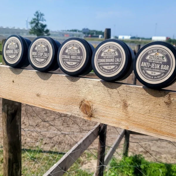 anti jeuk Shampoo Bar op omheining met andere producten anti jeuk Shampoo Bar op omheining met andere producten