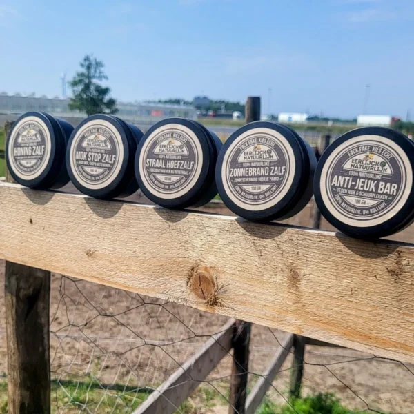 straal hoefzalf op omheining met andere producten