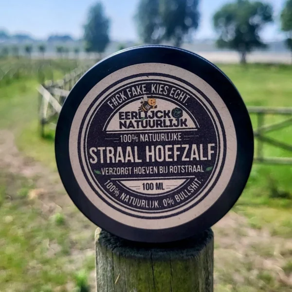 straal hoefzalf op paal weide
