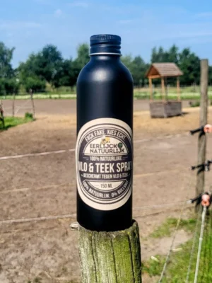 vlo & teken Spray op paal weide