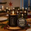 Nordic Kerst tallow geurkaars op feesttafel met dennen, bessen en sinaasappelschijfjes Eerlijck & Natuurlijk