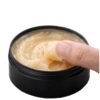 Tallow honingzalf open blik gouden textuur vinger bio-identiek rauwe honing calendula healing balm droge huid natuurlijk