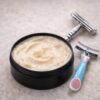 Tallow Scheerbalsem - Textuur Met Safety Razor Tallow scheerbalsem open blik textuur romig safety razor wegwerpmes natuurlijk 3-in-1 bio-identiek 44% tallow calendula geen alcohol